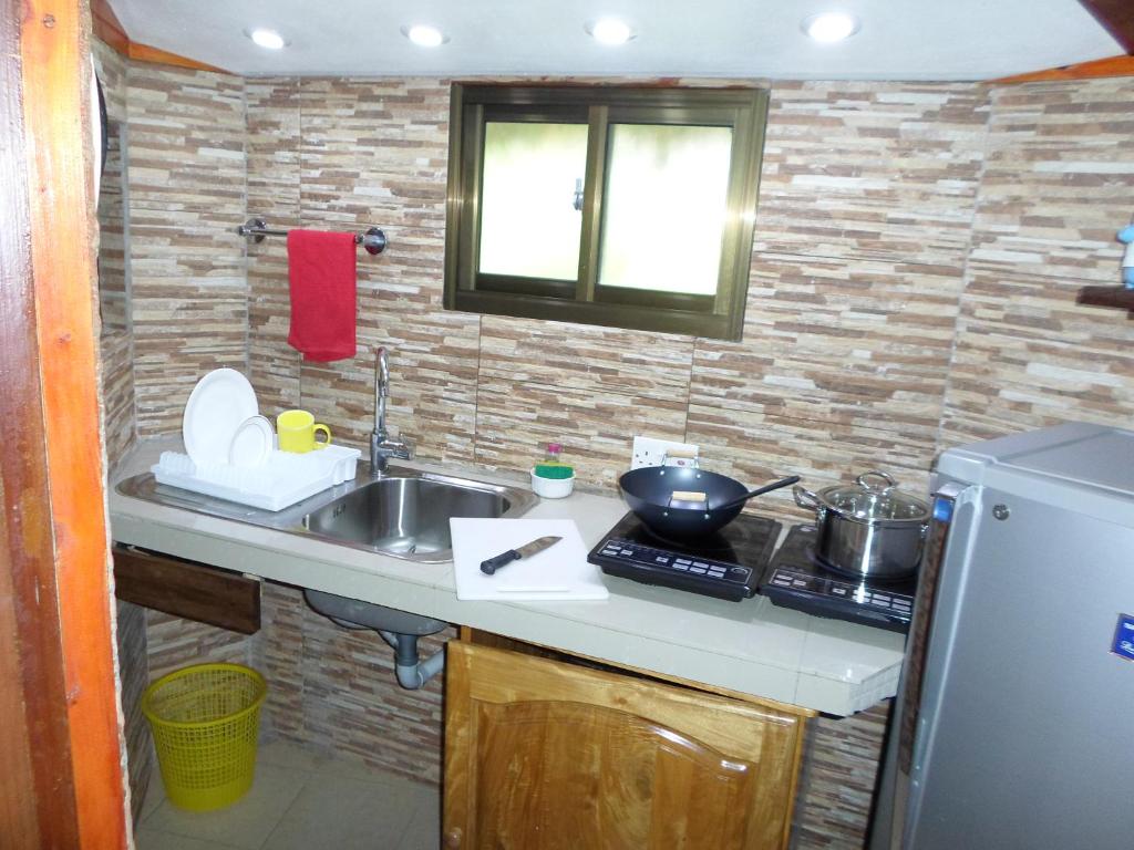 Cucina o angolo cottura di Amitie Chalets Praslin