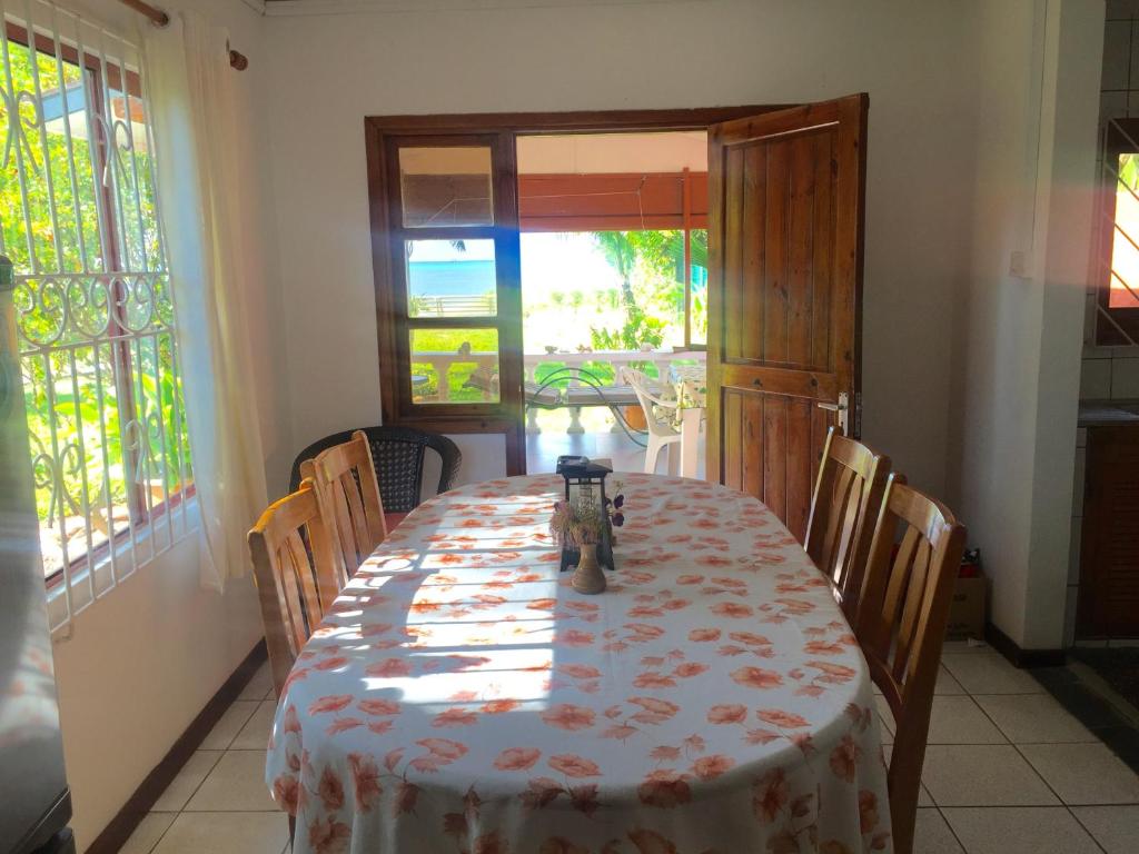 Foto dalla galleria di Amitie Chalets Praslin a Grand Anse