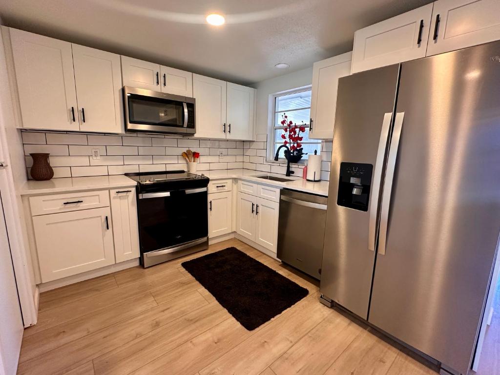 Kuchyň nebo kuchyňský kout v ubytování Sunny 2BR Getaway Near Beaches