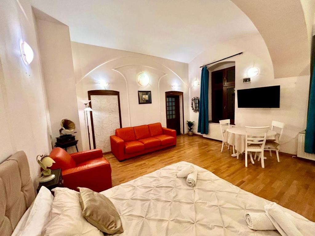 ein Wohnzimmer mit einem Bett und ein Esszimmer in der Unterkunft Ada Old Town Apartments 3 in Braşov