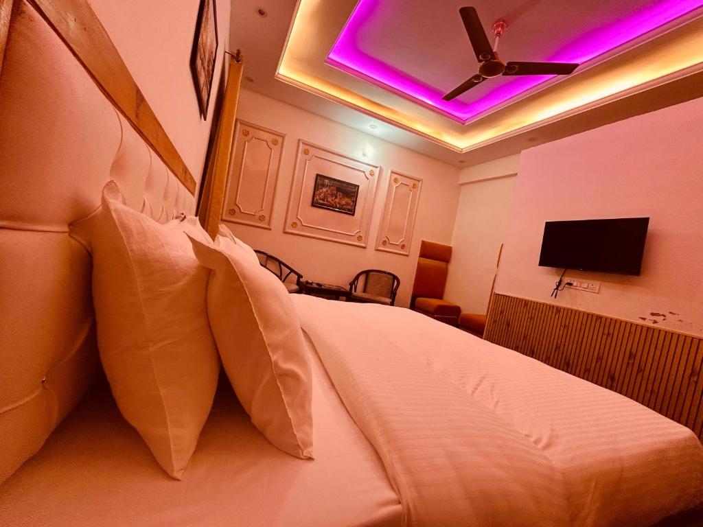 TV a/nebo společenská místnost v ubytování The Anvi Hill ! A Premium Property ! in Mussoorie