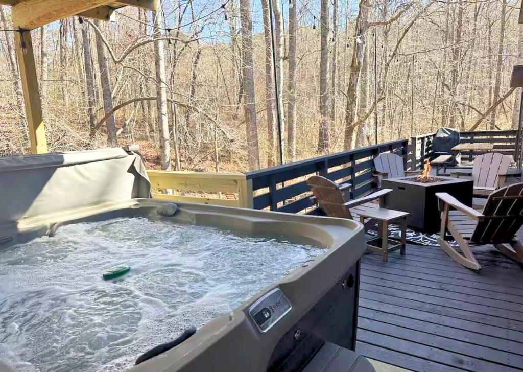 Blueberry Farm Cottage, Hot Tub, Creek, Game Room - Huis Met Twee Slaapkamers