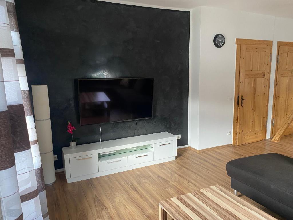 Μια τηλεόραση ή/και κέντρο ψυχαγωγίας στο Ferienwohnung mit 4 Schlafzimmer oder 10 Schlafmöglichkeiten