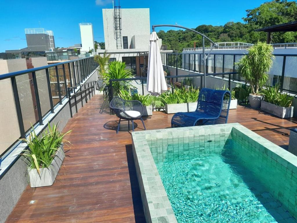 ein Balkon mit einem Swimmingpool auf einem Gebäude in der Unterkunft Estudio Aurea Bauten 210 in Tambaú