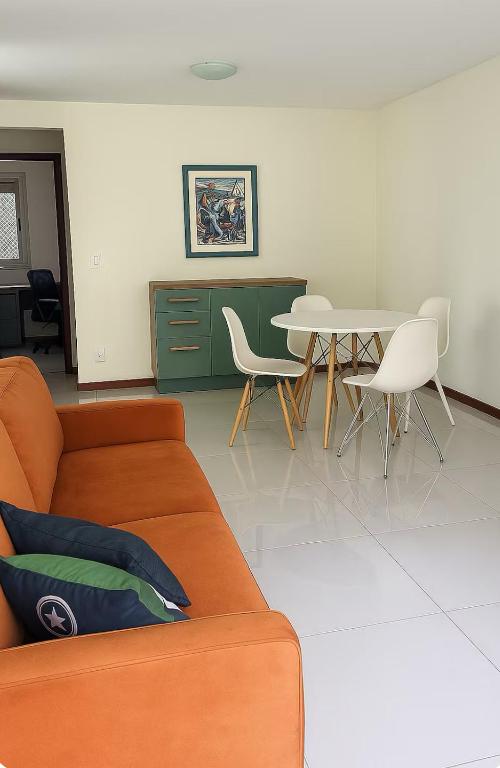 a living room with a couch and a table at Apto aconchegante, central, prox ao carrefour in Santa Maria