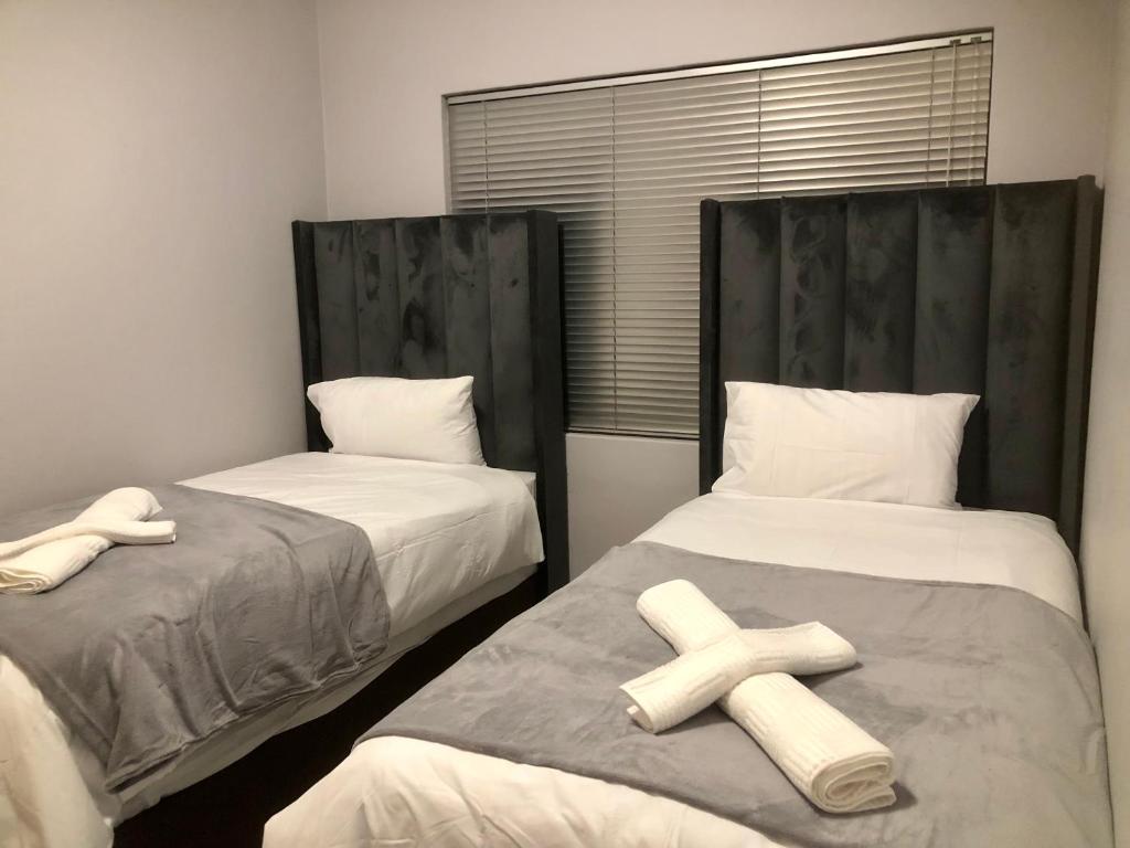 Giường trong phòng chung tại Serenity at Urban Space