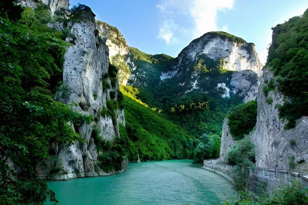 a river between two mountains with green water at Villa Rosa in Acqualagna