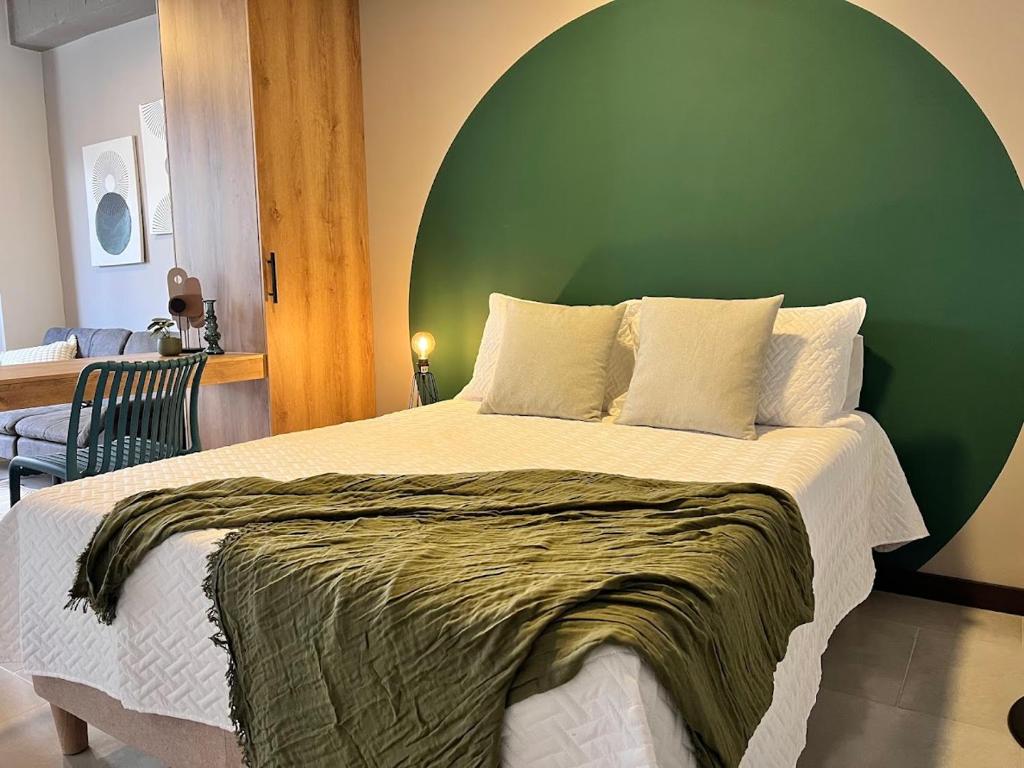 Ένα ή περισσότερα κρεβάτια σε δωμάτιο στο 104 Y 107 Estudio primer piso con escritorio