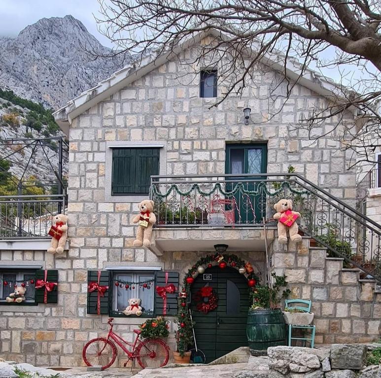 Nespecifikovaný výhled na hory nebo výhled na hory při pohledu z vily