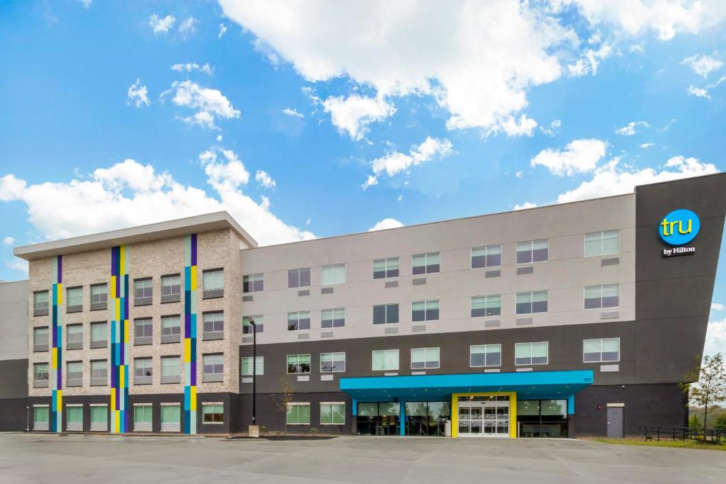 a building with aku sign on the side of it at Tru By Hilton Goodlettsville Nashville in Goodlettsville