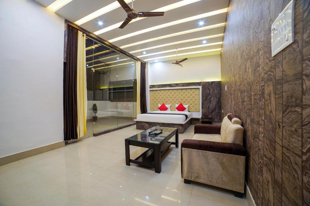 RāmpuraCollection ORudrapurBus StandFormerly Corinthian的客厅里有一张沙发和一张桌子。