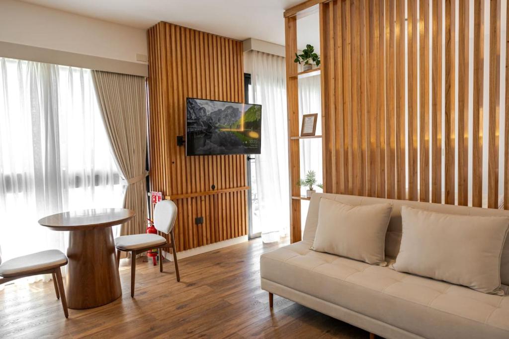 a living room with a couch and a table at Cozy apartment with fantastic gym and pool in Asuncion