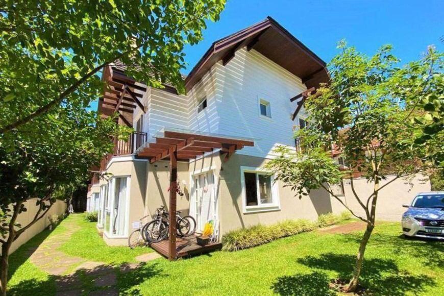 ein Haus mit einem Fahrrad im Hof in der Unterkunft Casa Tranquila - Condomínio Vila Verde Canela in Canela