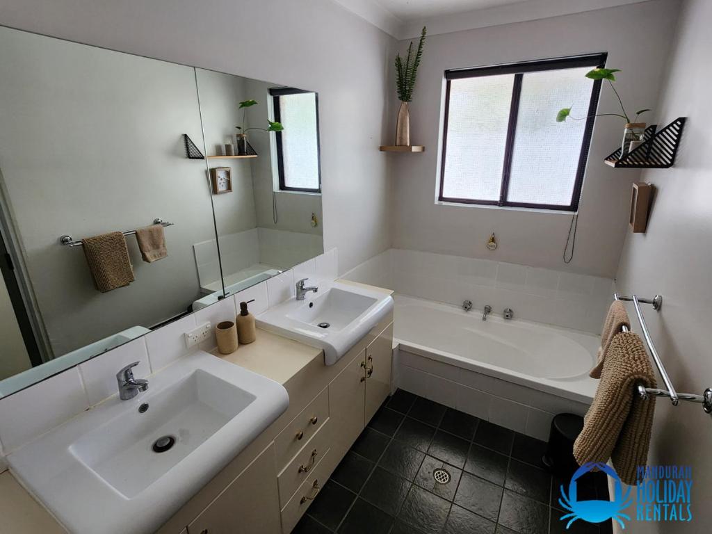 Ένα μπάνιο στο Falcon Patch Hollow Holiday Home