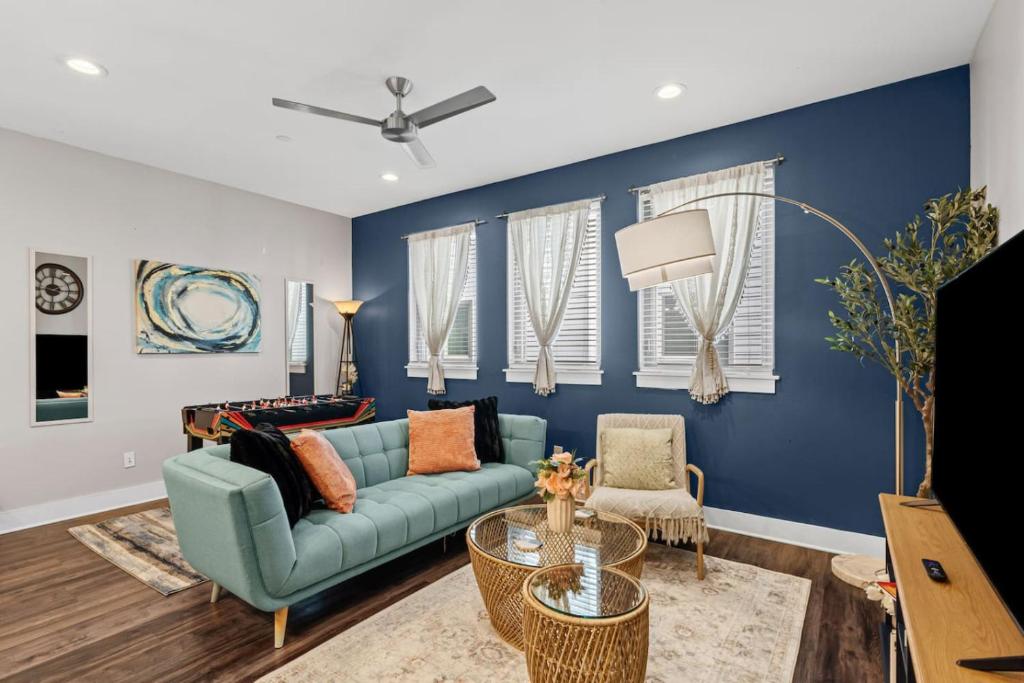 a living room with blue walls and a blue couch at JoyFull 2BD In the Heart of Magnolia in Fort Worth