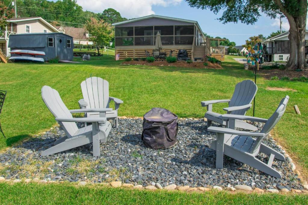 een groep van drie stoelen in een tuin bij Lake Daze Landing in Greer