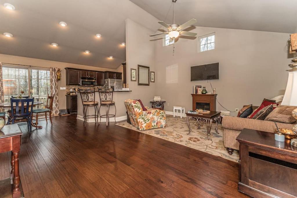 un soggiorno con un divano e un tavolo di Modern Family Vacation Home a Boiling Springs