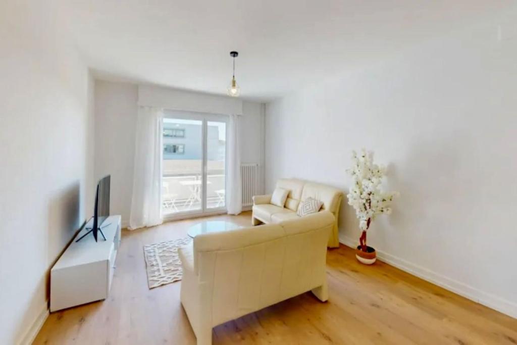 Μια τηλεόραση ή/και κέντρο ψυχαγωγίας στο Spacious Minimalist Prilly 2BR Free Parking