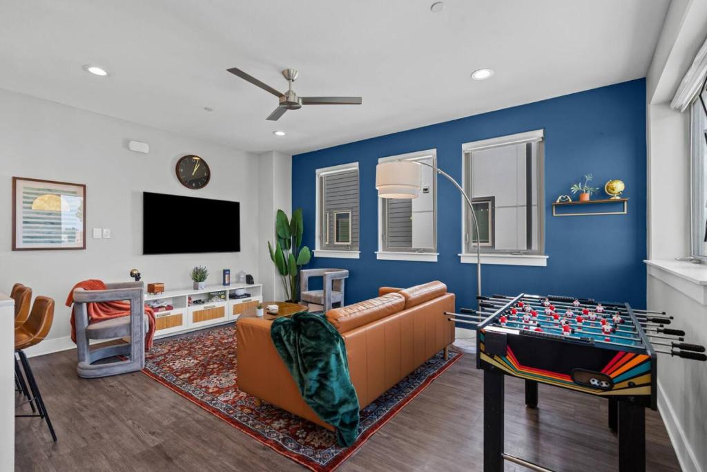 TV a/nebo společenská místnost v ubytování The Charming 2BD In the Heart of Fort Worth