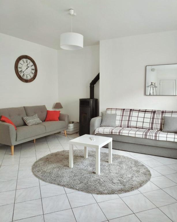 a living room with a couch and a table at Le Nid du Port in Étaples