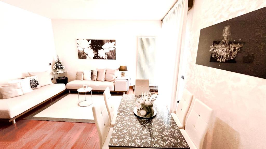 una sala de estar con una mesa y un sofá en Appartamento villatorretta24, en Riva del Garda