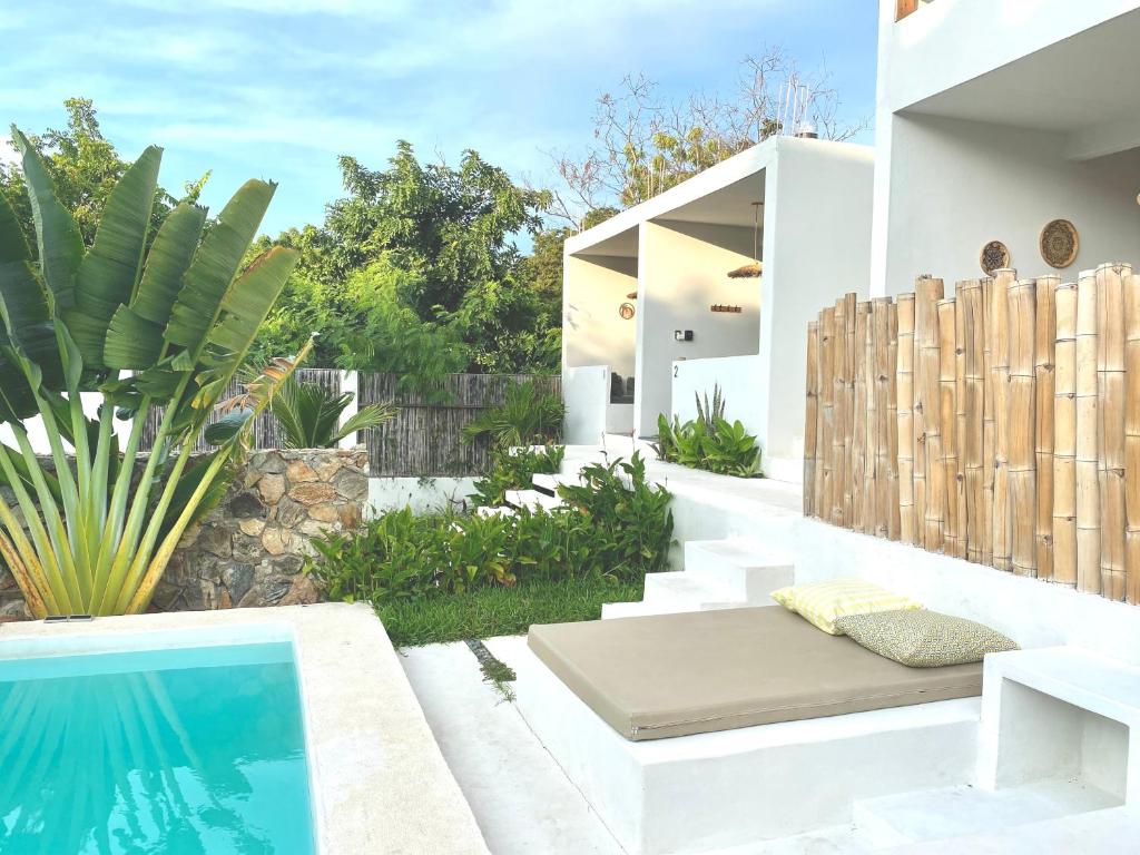 a backyard with a pool and a house at Kasa Koh in Brisas de Zicatela