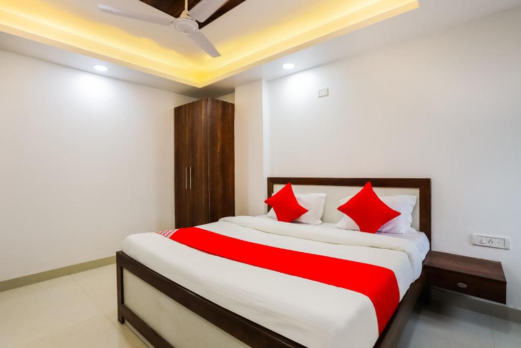 トリバンドラムにあるSuper Hotel O Kazhakkoottam Near Technopark Phase 3のベッドルーム1室(大型ベッド1台、赤い枕付)