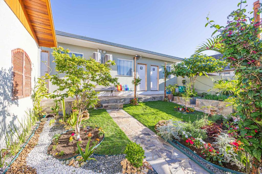 a garden in front of a house at STUDIO KITSOSSEGO in Curitiba