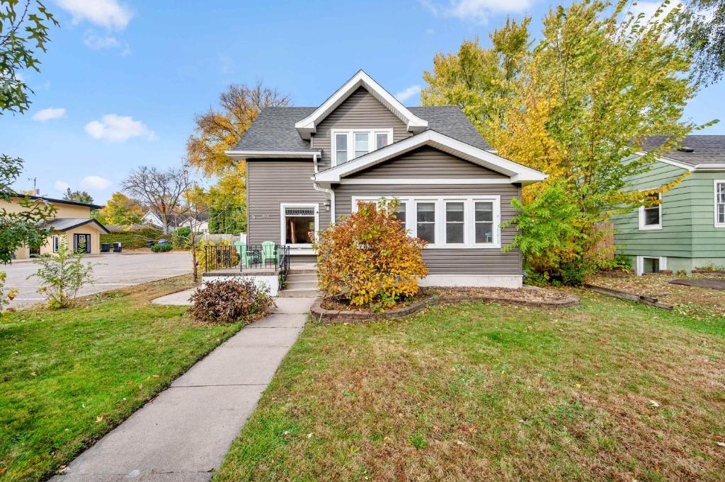 ein Haus mit einem Hof mit Auffahrt in der Unterkunft Navigate Stays Serene Retreat in Minneapolis in Richfield