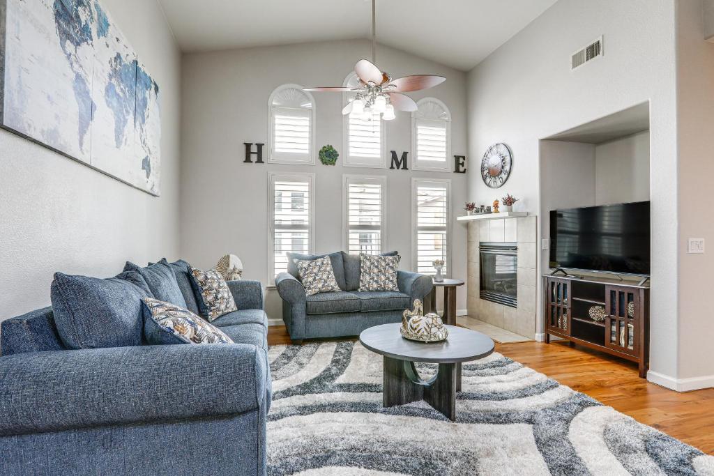 Posezení v ubytování Extended-Stay Ready! Elk Grove Unit with Pool Access