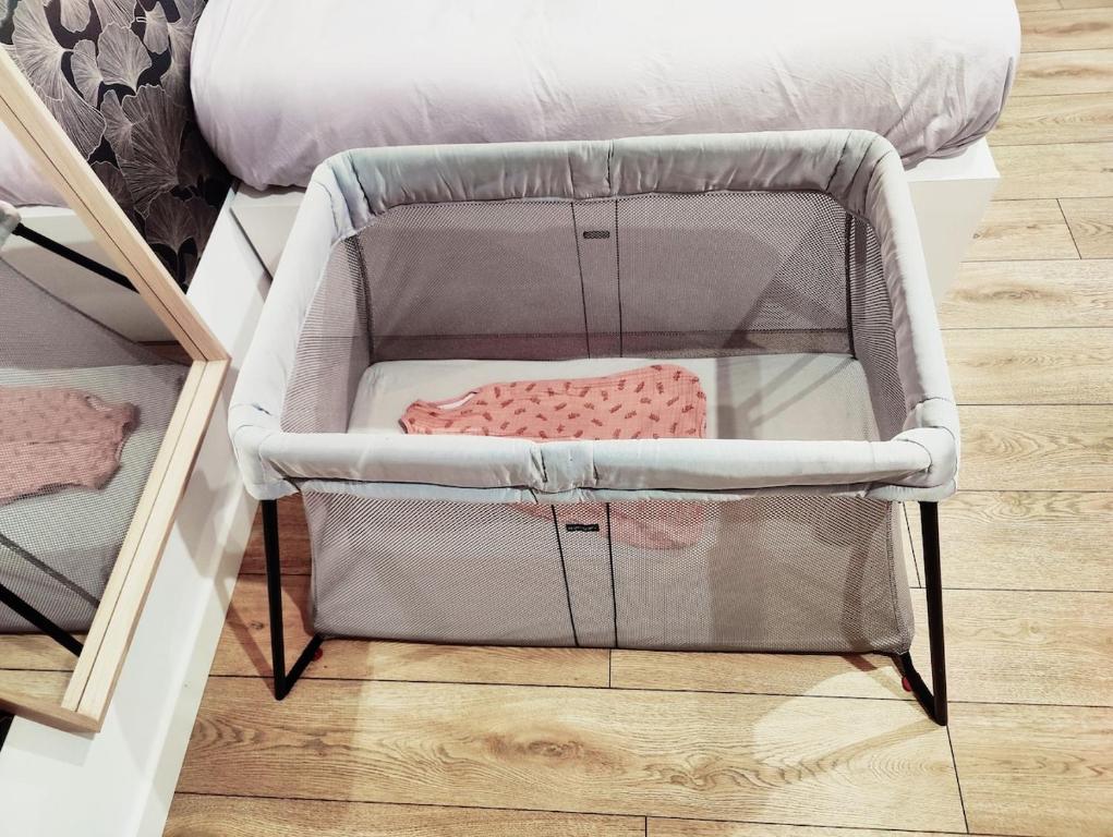 a baby crib with a pink blanket in it at Chambre avec salle d'eau privée in Les Arcs sur Argens