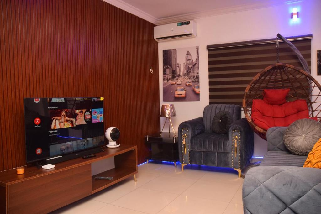 イケジャにあるAgathos Apartmentのリビングルーム(薄型テレビ、椅子2脚付)