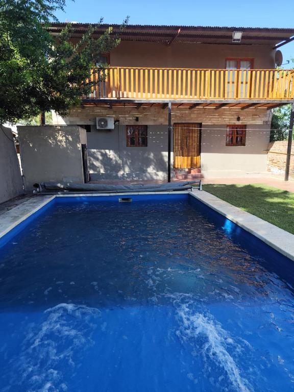 een zwembad in de achtertuin van een huis bij la shey sauce in Sauce Viejo