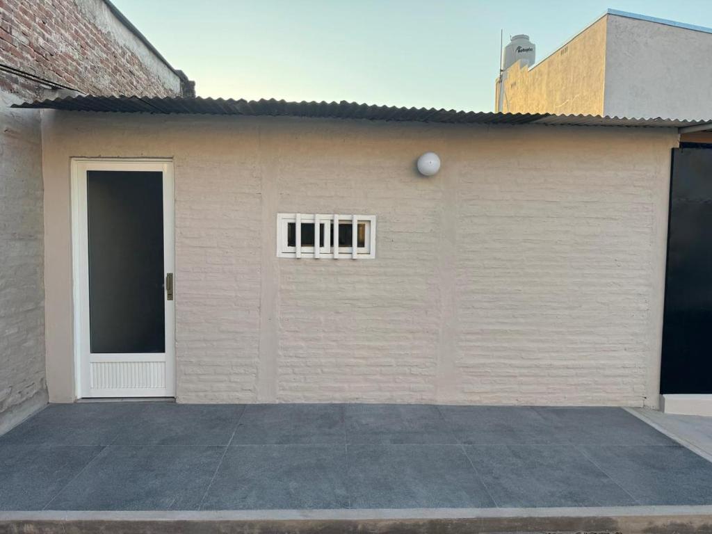 a garage with a white door and a window at Colon 533 Mono-Ambiente in Reconquista