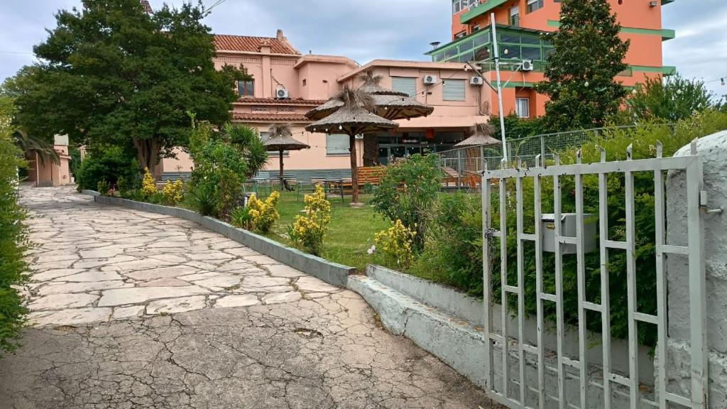 ヴィラ・カルロス・パスにあるHotel Suiza STの建物のある庭前の柵