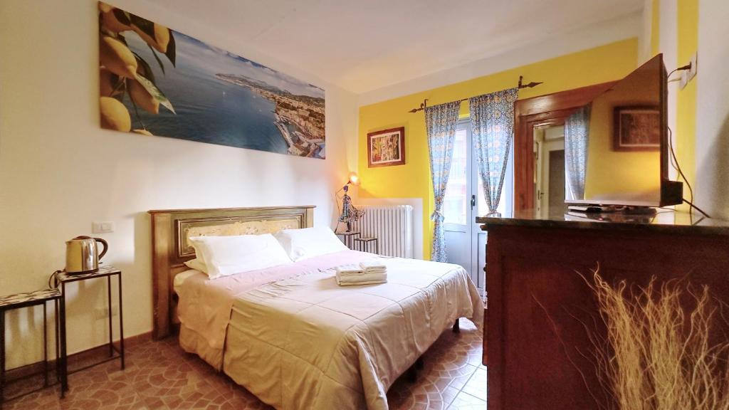 a bedroom with a bed in a room with yellow walls at Casetta La Rubiconda in Asti