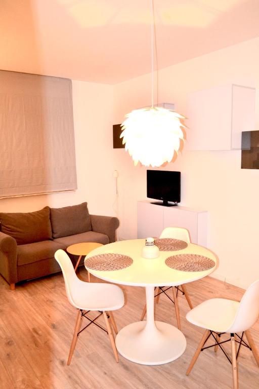 Televízia a/alebo spoločenská miestnosť v ubytovaní Studio Praga