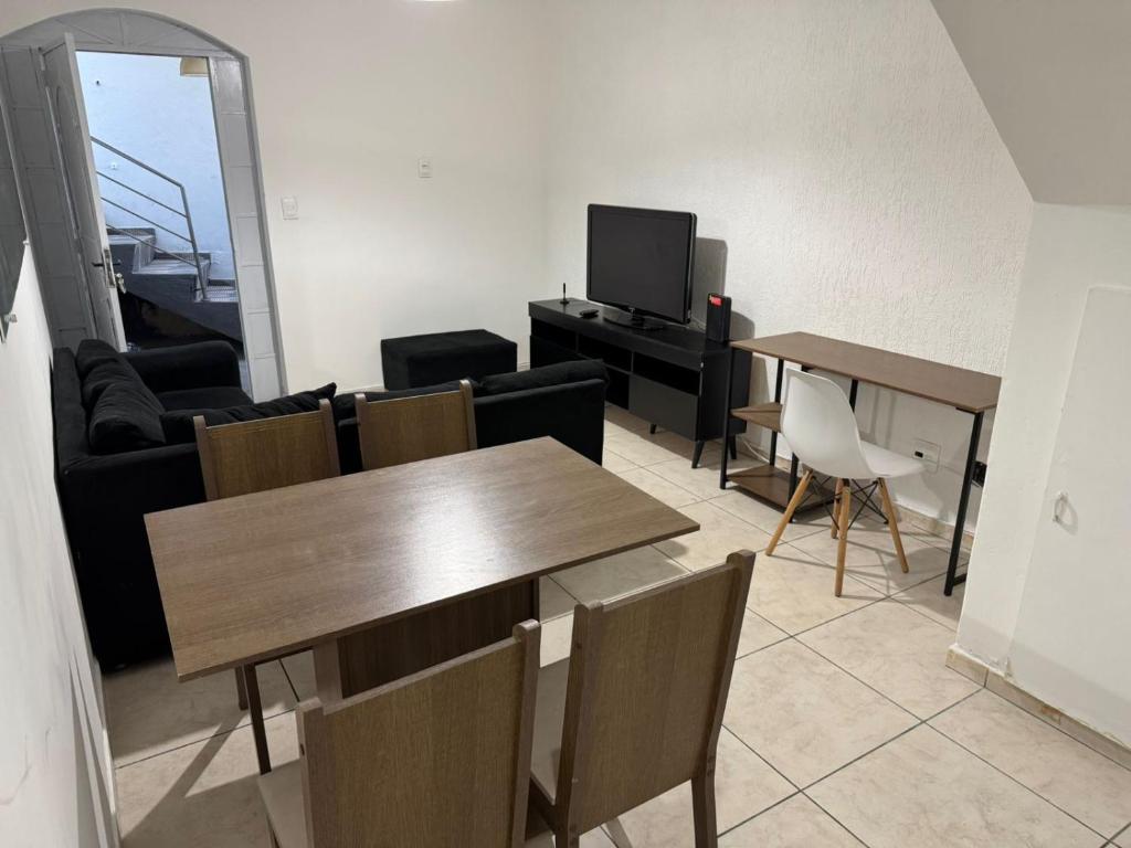 Μια τηλεόραση ή/και κέντρο ψυχαγωγίας στο Casa de 2 andares no caiçara proximo ao Mineirão