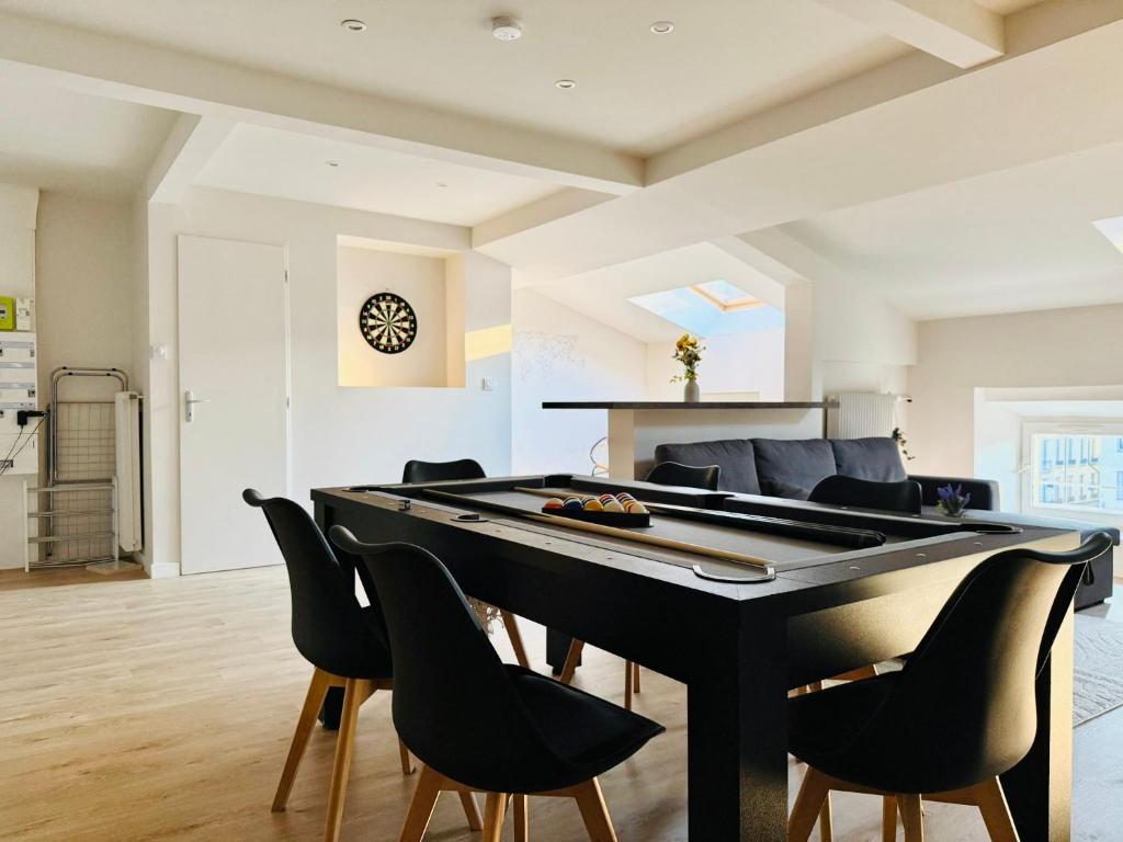 sala de estar con mesa de billar y sillas en Moderne au cœur de ville, en Saint-Étienne