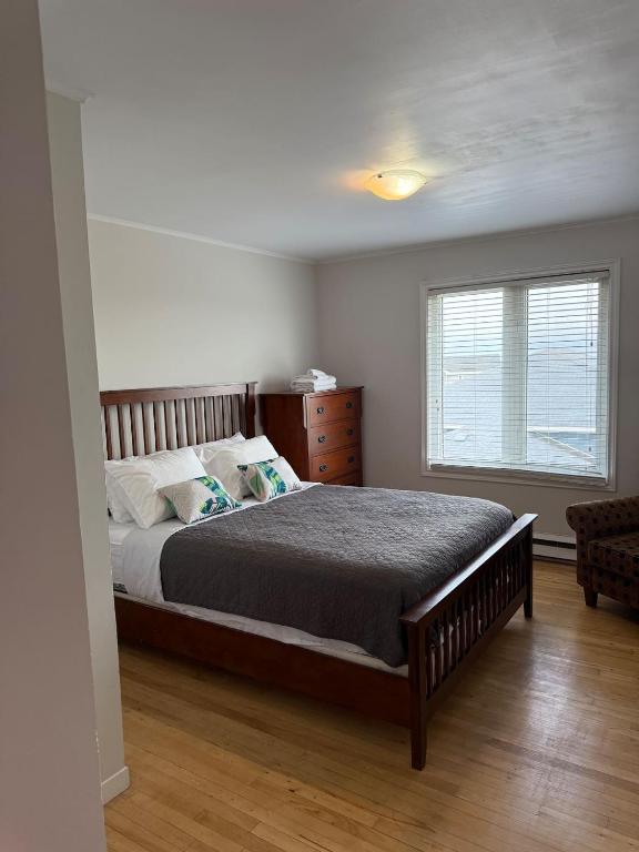 Postel nebo postele na pokoji v ubytování Airport Manor Unit 4, 2 Bedroom Apartment