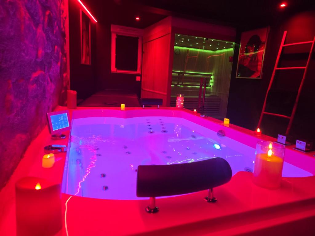 Φωτογραφία από το άλμπουμ του La Cachette Secrète - Maison romantique avec Balnéo et Sauna Privatif à Caen en Normandie στην Καέν