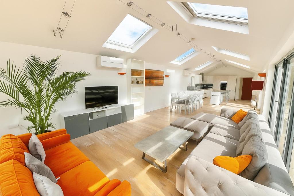 Posezení v ubytování Countryside Retreat - Indoor Pool, Sauna, Hot Tub