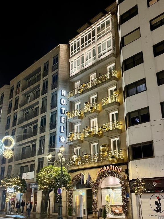 ビーゴにあるHotel Atlántico Vigoの夜のホテル付きの大きな建物