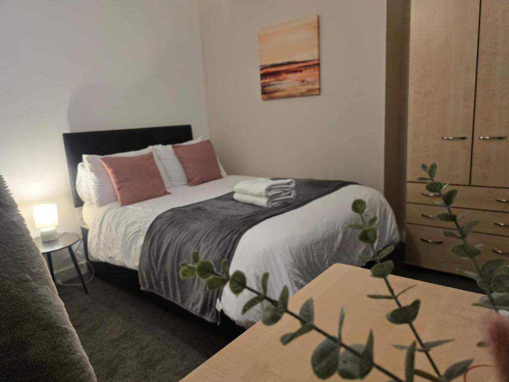 Ένα ή περισσότερα κρεβάτια σε δωμάτιο στο Room 4 Shared House in L7
