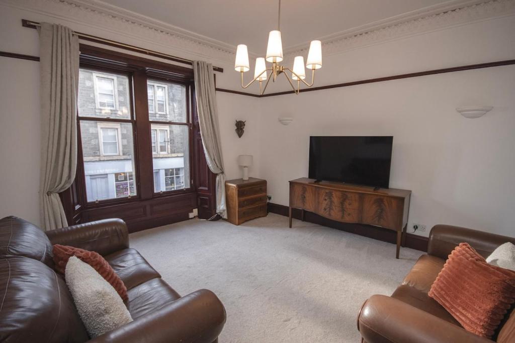 Una televisión o centro de entretenimiento en Modern West End Gem