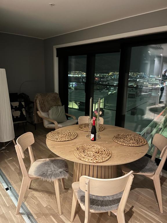 Posezení v ubytování City Center 7th Floor Apartement with Beautiful View 2 bedroom Free parking