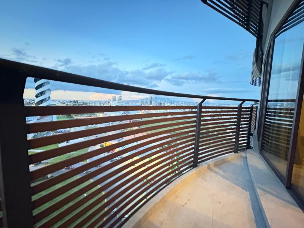 ein Blick vom Balkon eines Kreuzfahrtschiffes in der Unterkunft Alojamiento Céntrico En Sonata Lomas Angelopolis in Lomas de Angelopolis