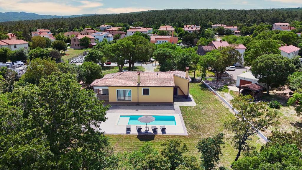 een luchtfoto van een huis met een zwembad bij Vivento in Vozilići