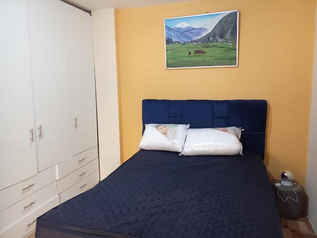 アンバートにあるEntire apartment in Ambato Ficoaのベッドルーム1室(青いベッド1台付)