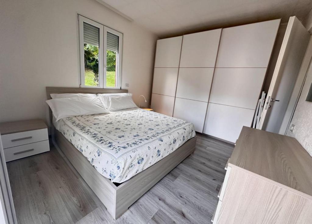 La Casa di Erika في Monasterolo del Castello: غرفة نوم صغيرة بها سرير ونافذة